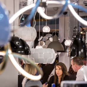 lampy wiszące w kolorze czarnym i białym