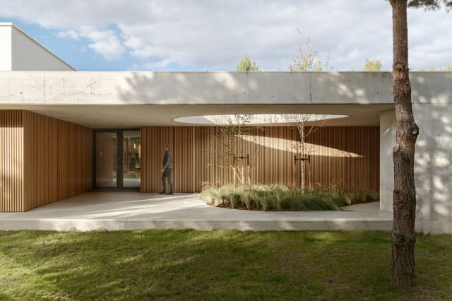 widok na dam z otworem w dachu, przez który sączy się światło