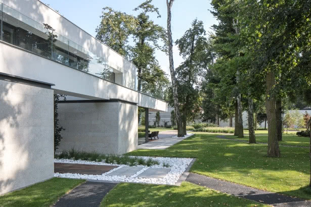 nowoczesny dom pośród zieleni