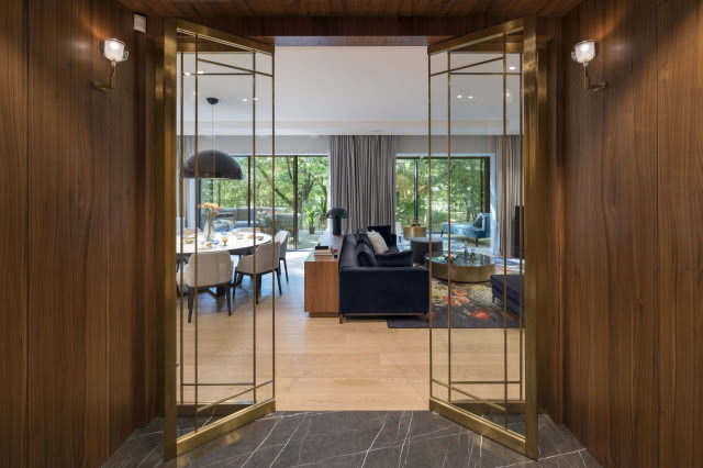 Podwójne drzwi w przedpokoju w stylu art deco