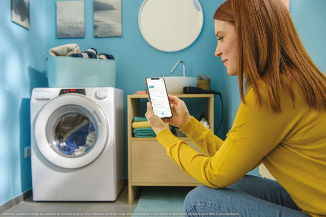 pralka, niebieskie ściany, Pani z telefonem , lustro, ręczniki, szafka z umywalką, obrazy