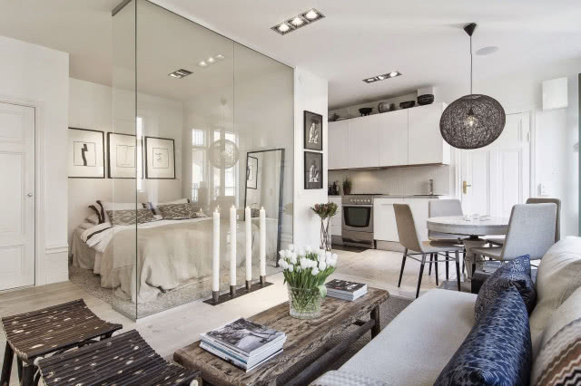 tafla szkła przypomina kubik, w którym mieści się sypialnia