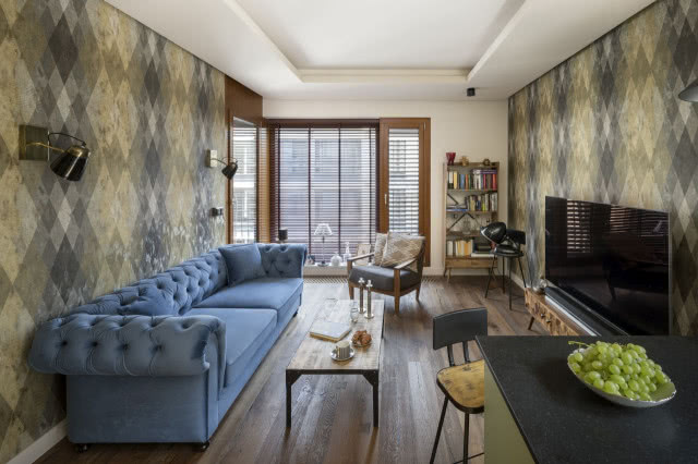 Błękitna sofa w salonie