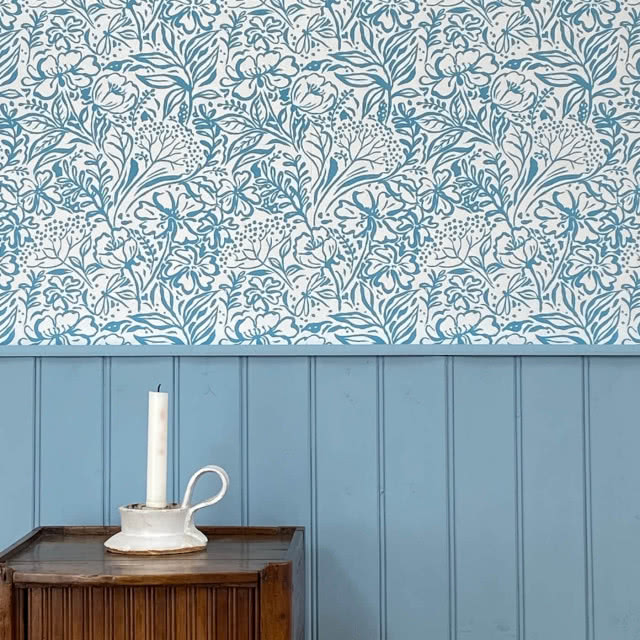 błękitna boazeria i tapeta w salonie