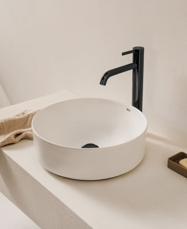 biała umywalka naplatowa, czarna bateria umywalkowa, biały blat pod umywalka, mydło, ręcznik