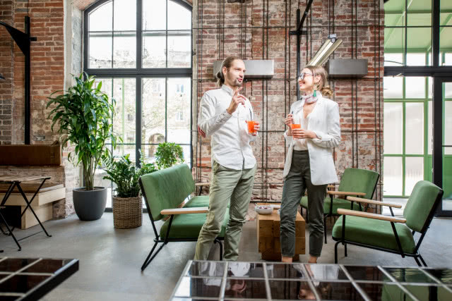 Wysokie okna w lofcie