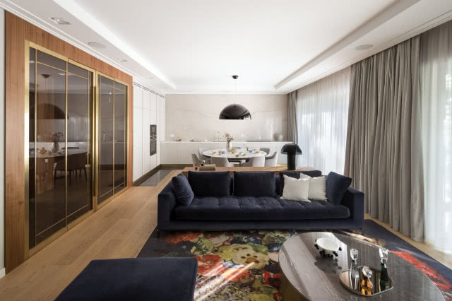 Przestronny salon z kuchnią bez szafek górnych