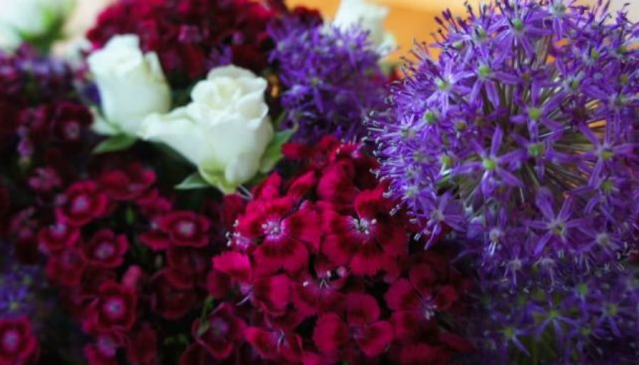 Lila i róż - kompozycje kwiatowe na lato