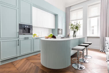 Eklektyczne wnętrza w 100-letniej kamienicy. Poczuj miętę do klasyki