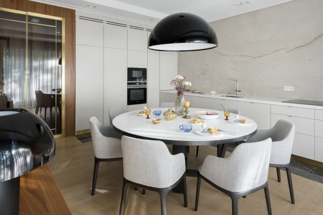 Okrągły stół w jadalni