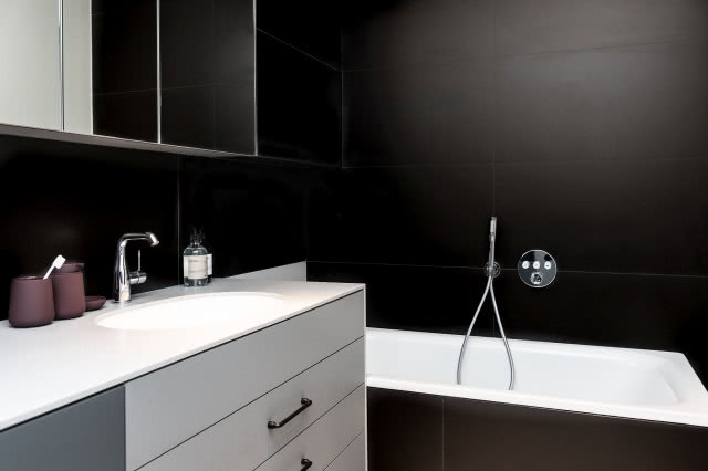 Żółte akcenty na szarym tle