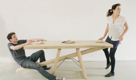 Stół-huśtawka uczy dobrych manier