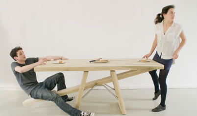 Stół-huśtawka uczy dobrych manier