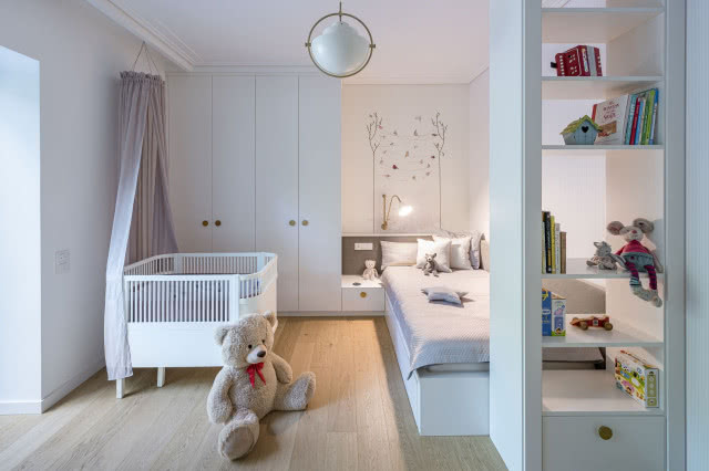 Neutralny pokój dziecka w białych odcieniach