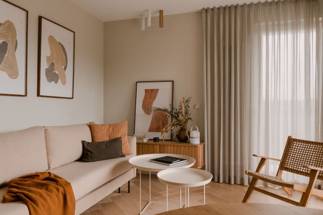 Beżowa sofa w salonie 