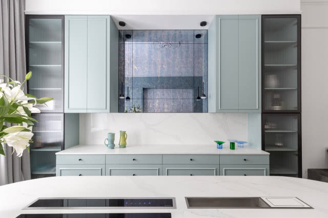 Eklektyczne wnętrza w 100-letniej kamienicy. Poczuj miętę do klasyki