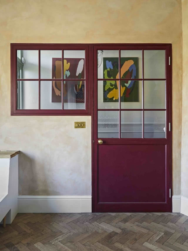 szklane drzwi i okno w burgundowym kolorze