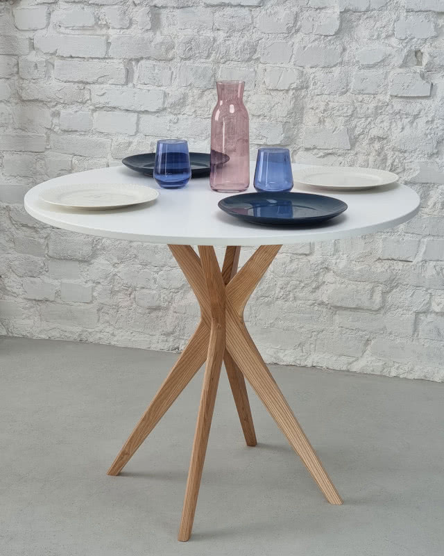 okrągły stół Jubi o średnicy od 60 do 110 cm, wersja stołu 90cm również rozkładana.