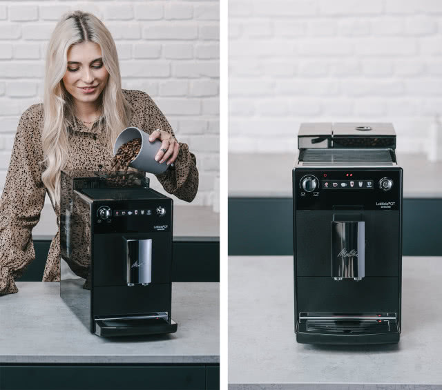 czarny ekspres do kawy, szary blat kuchenny, biała cegłą na ścianie, kawa w ziarnach wsypana do młynka