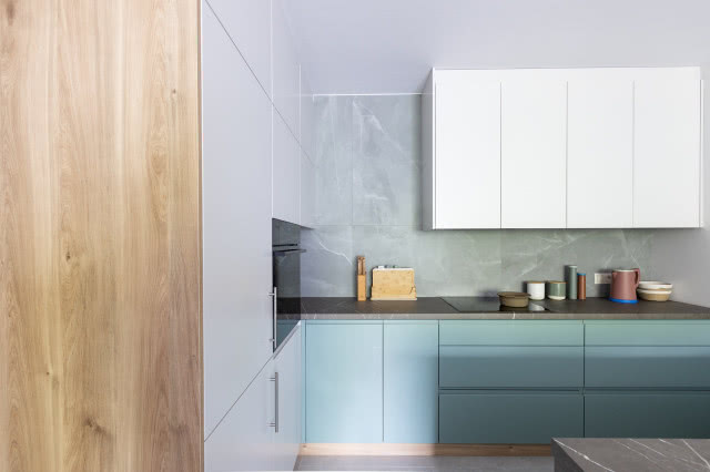 Błękitna kuchnia z bielą i drewnem