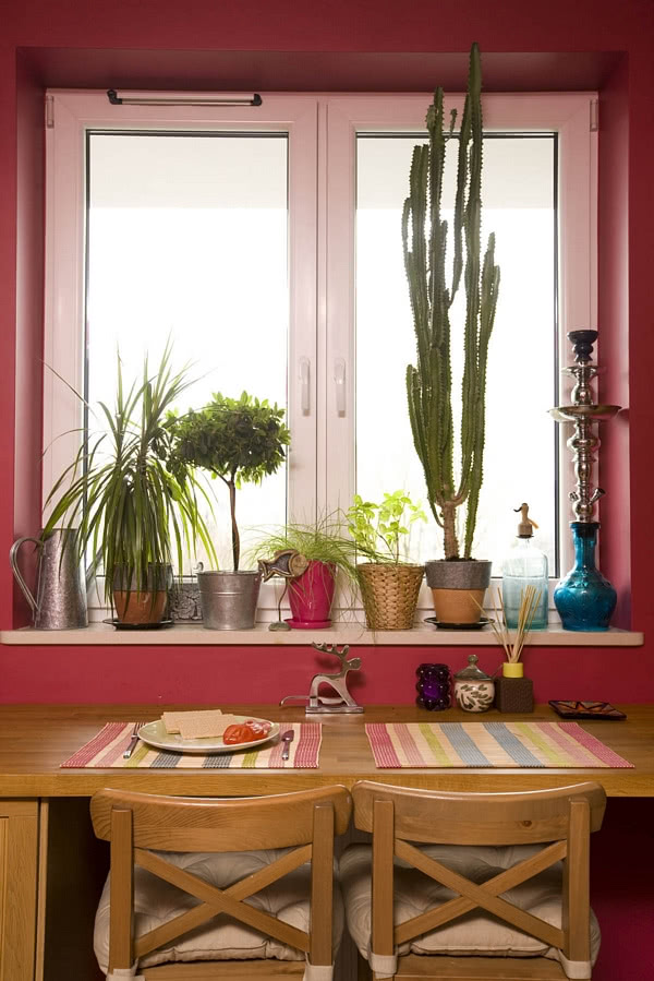 Miejsce przy oknie wykorzystane na małą jadalnię...