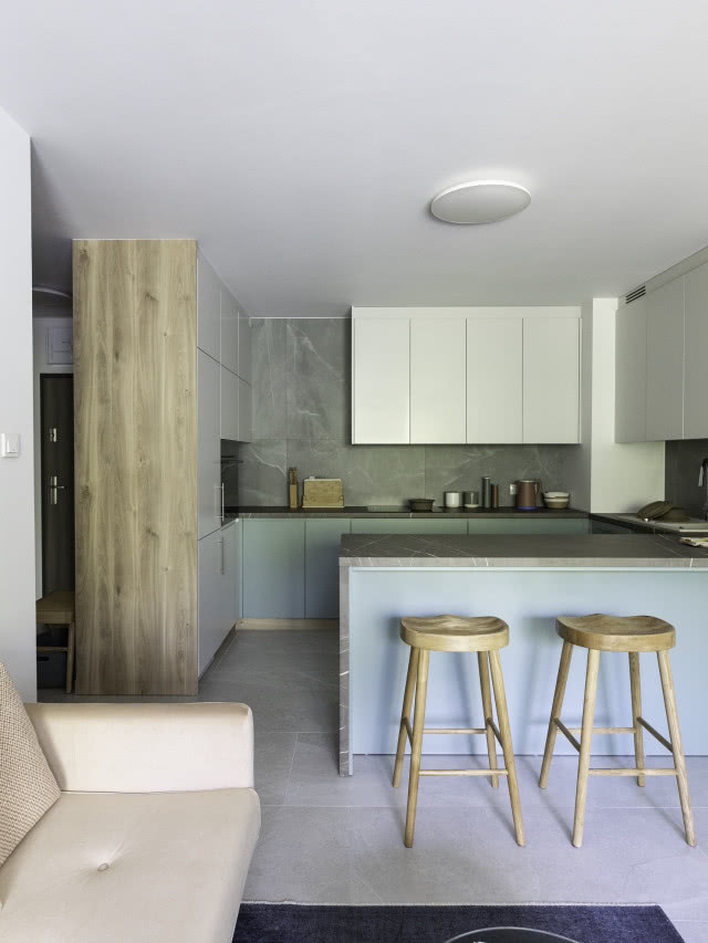 Błękitna kuchnia z bielą i drewnem