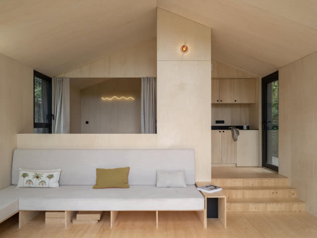 wnętrze domku wykończonego sklejką