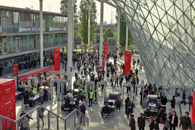 Salone Del Mobile 2026, widok  na gwarne hale targowe.