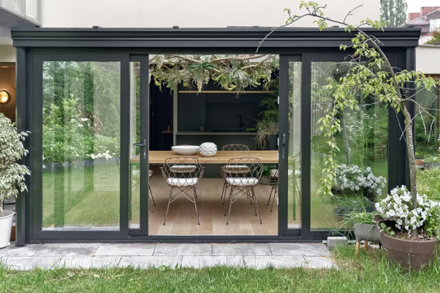 Szklane ściany w nowoczesnym domu, widok z ogrodu