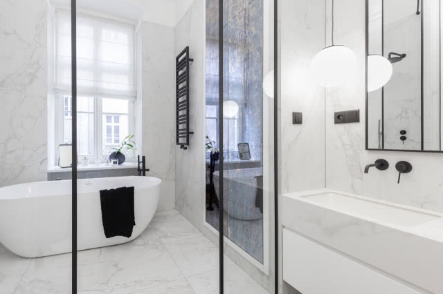 Eklektyczne wnętrza w 100-letniej kamienicy. Poczuj miętę do klasyki