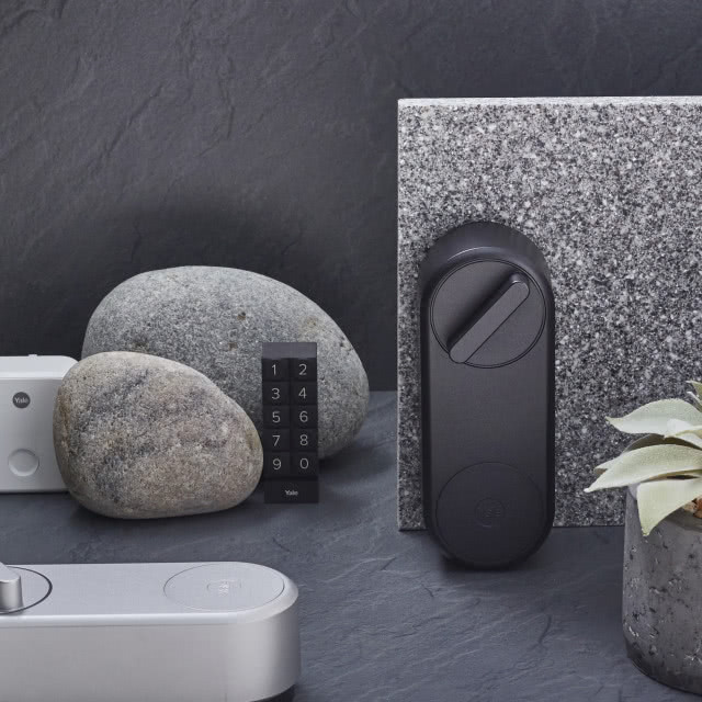 Yale wprowadza nowy, bezkluczykowy zamek do drzwi, the Linus® Smart Lock!