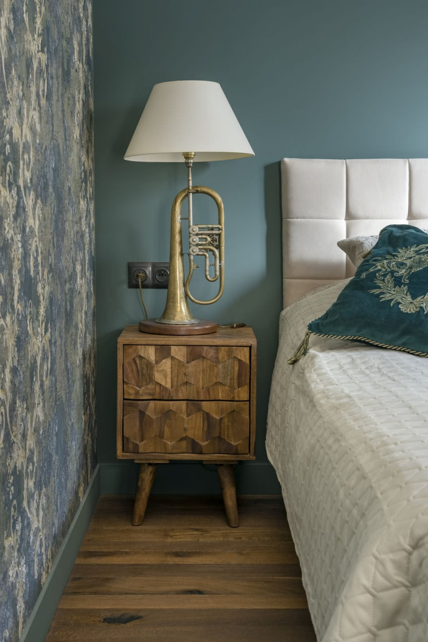 W sypialni uwagę zwracają 
oryginalne lampy na...