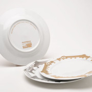 Talerze z limitowanej kolekcji porcelany...