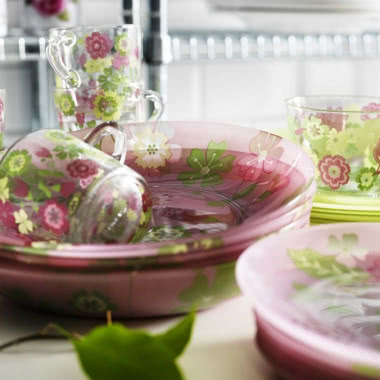Szklane naczynia w kwiaty