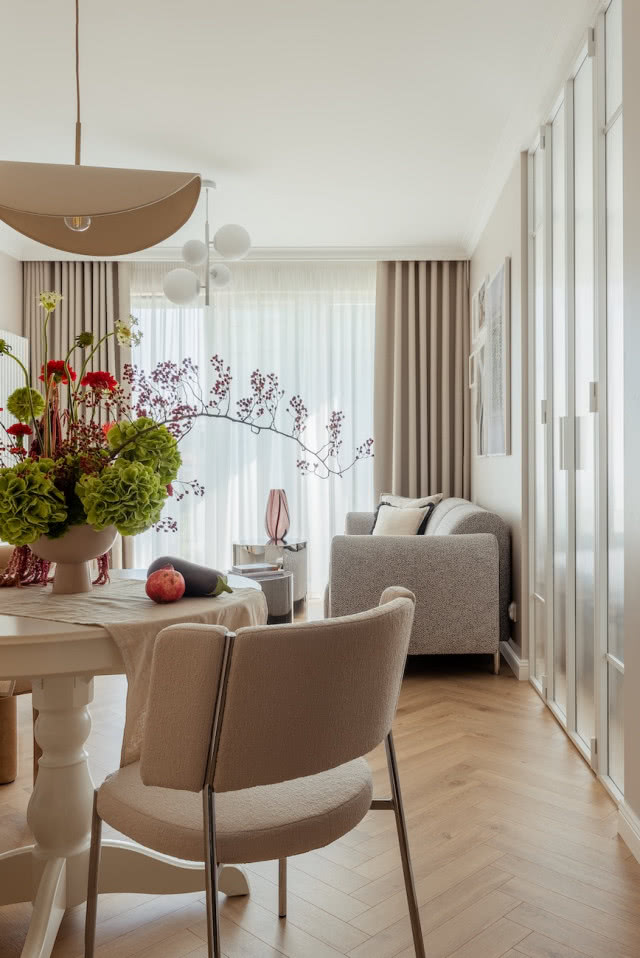 panele jodełka w salonie