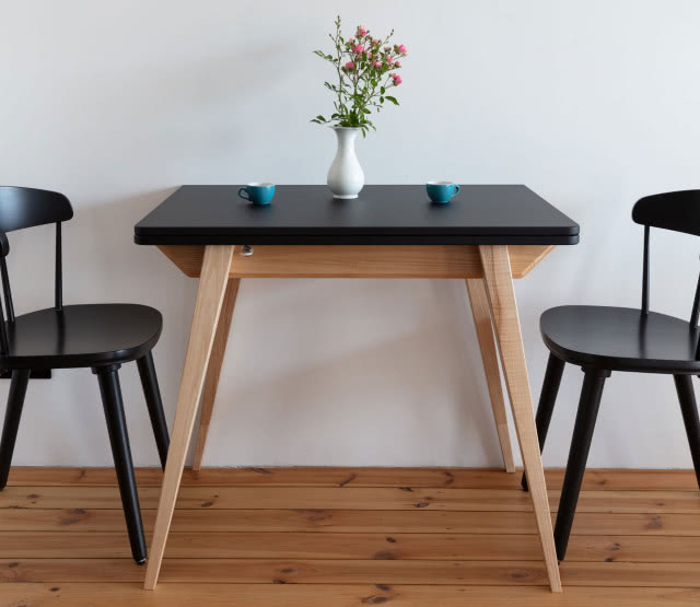 Stół Envelope po rozłożeniu zmienia się w stół dla 6 osób.