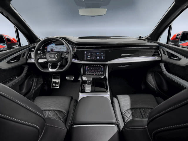 Obsługa różnych systemów nowego Audi Q7 odbywa się
teraz z poziomu dwóch
dużych ekranów dotykowych.