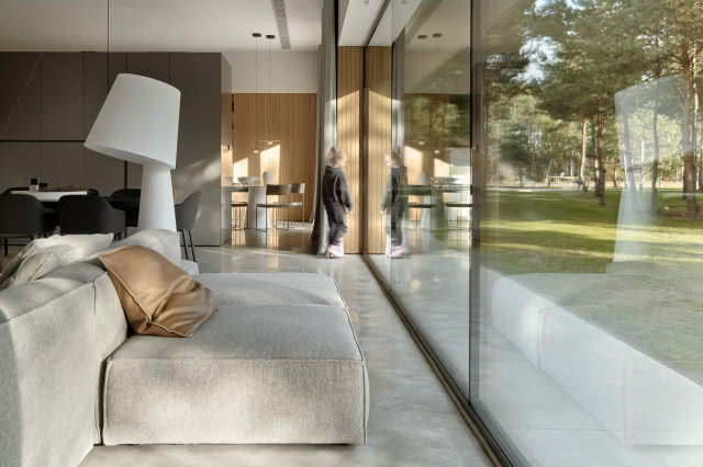 długie przeszklenie, w tle dziewczynka