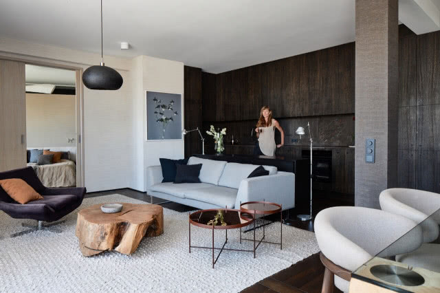 kuchnia w kolorze ciemnobrązowym