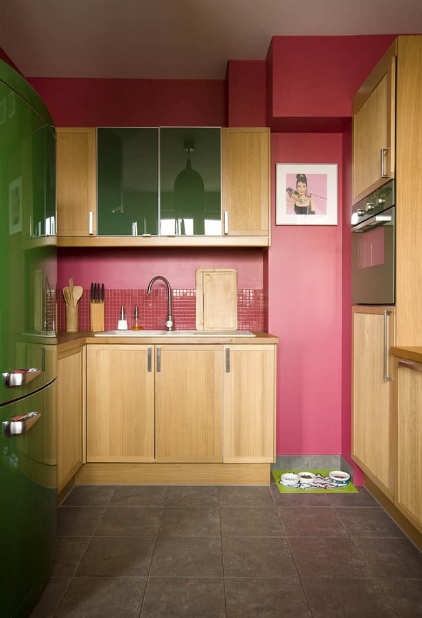 W kuchni dominuje czerwień.