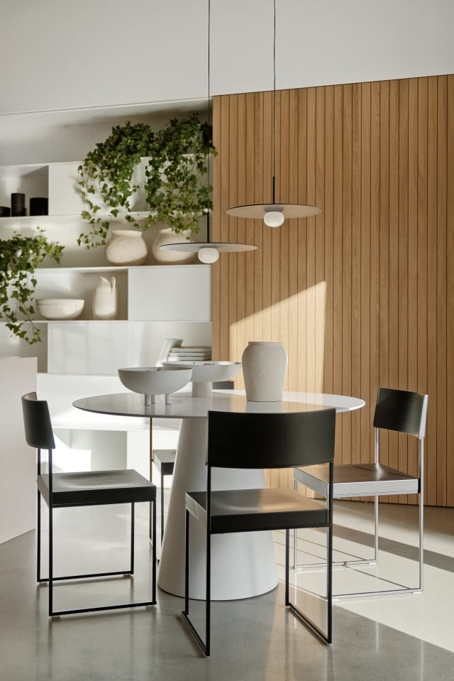 stół z czarnymi krzesłami