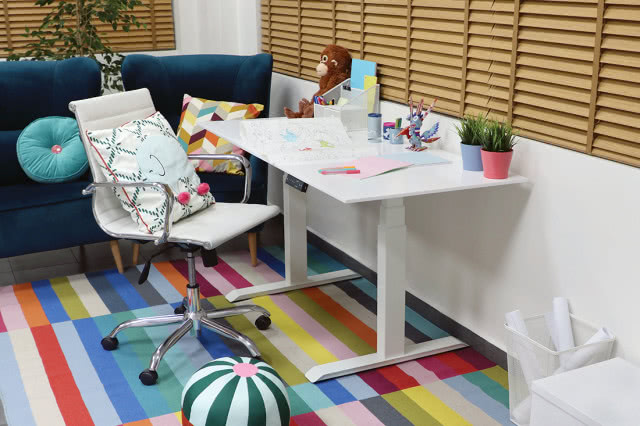 krzesło obrotowe, biurko, kolorowy dywan, kanapa, poduszki ozdobne, piłka, przypory szkolne, kwiaty, maskotka, żaluzje