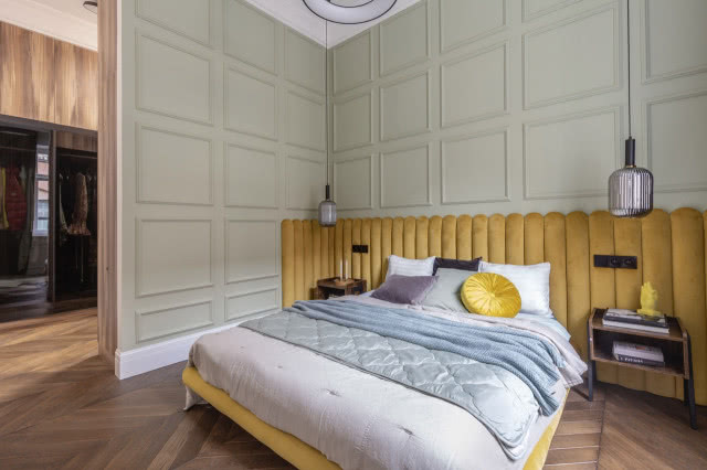 żółty zagłówek łóżka