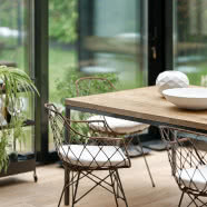 Zielone mieszkanie na Grochowie. Ma dwie szklane oranżerie!