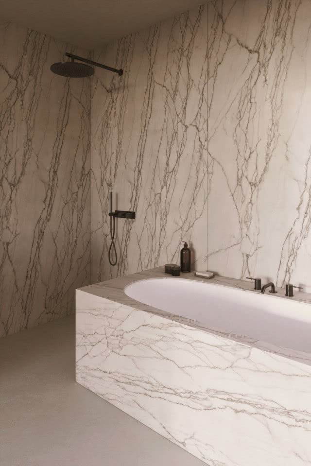 Łazienka z marmurem i mikrocementem