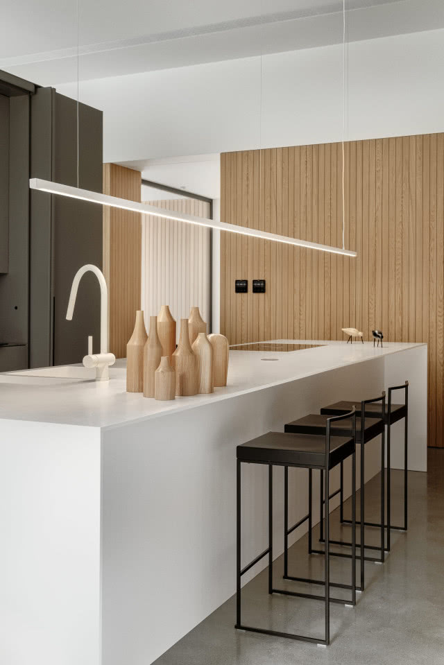 biała wyspa z czarnymi hokerami