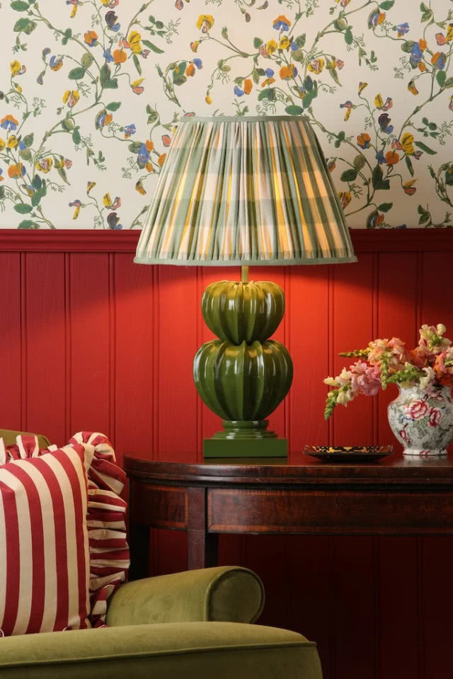 komoda z lampą stołową