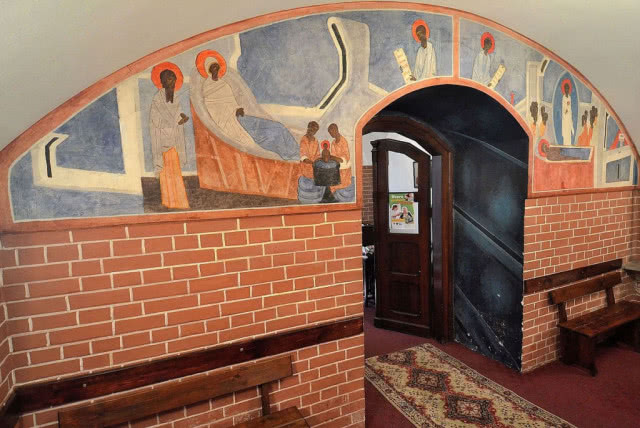 drzwi w łuku, nad nimi freski