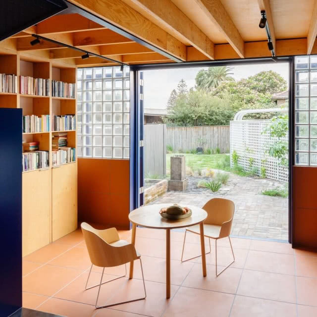 wnętrze domu, widok na przesuwne drzwi 