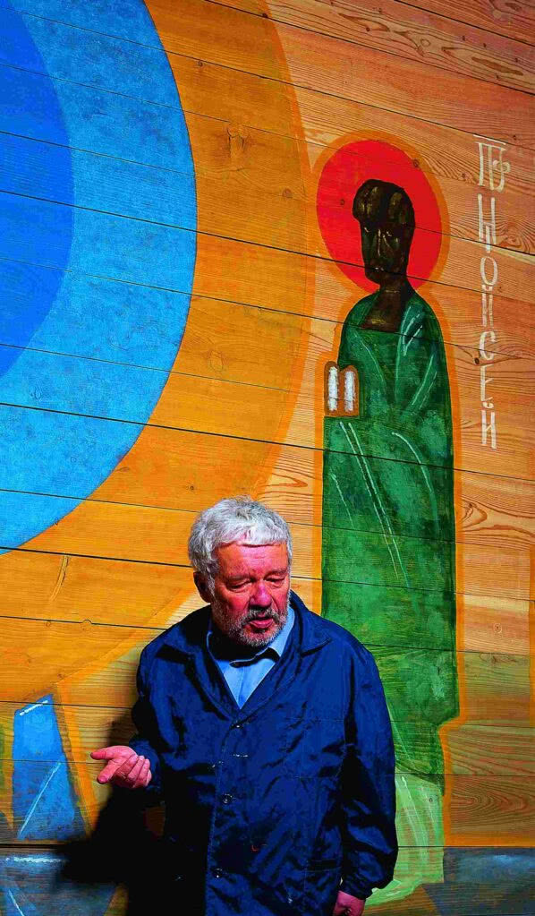 artysta na tle postaci w zielonej szacie